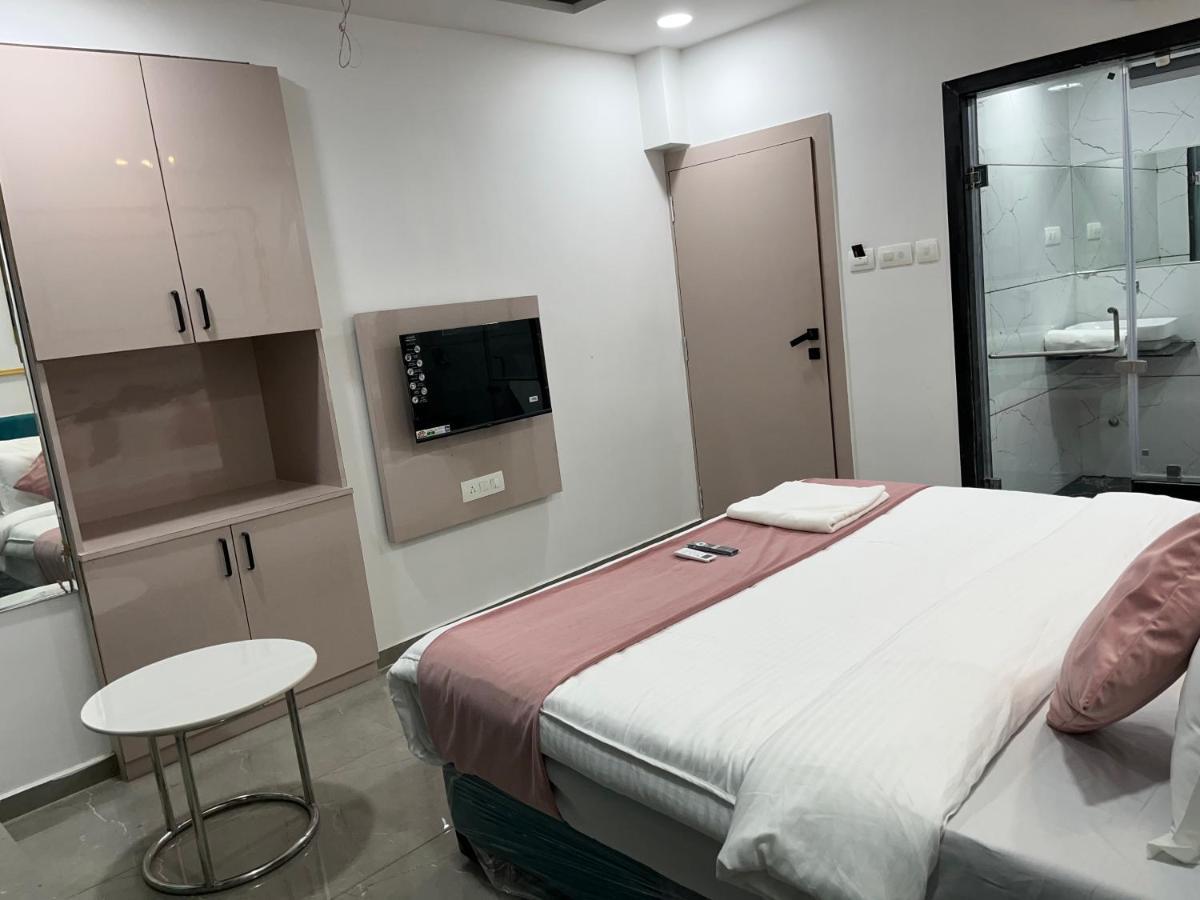 Hotel The Vital 苏拉特 外观 照片