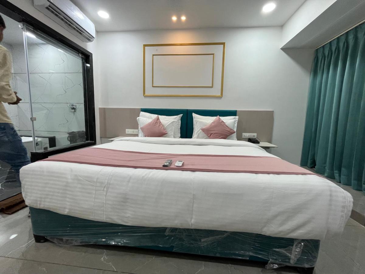 Hotel The Vital 苏拉特 外观 照片