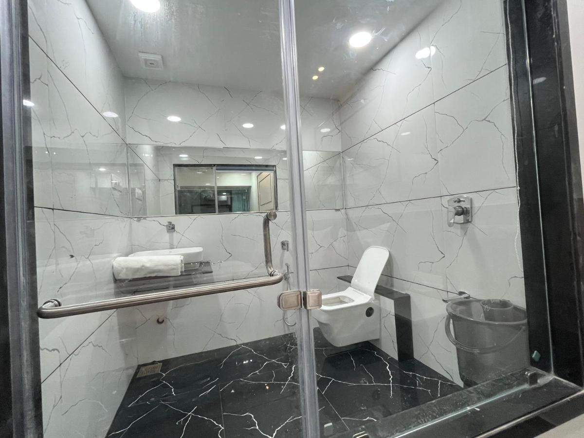 Hotel The Vital 苏拉特 外观 照片