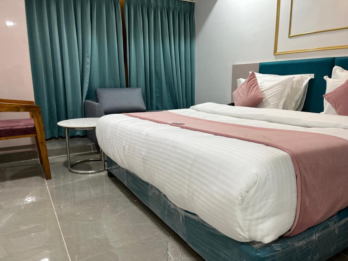 Hotel The Vital 苏拉特 外观 照片