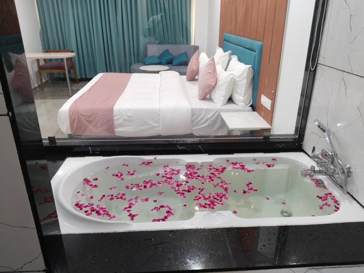 Hotel The Vital 苏拉特 外观 照片