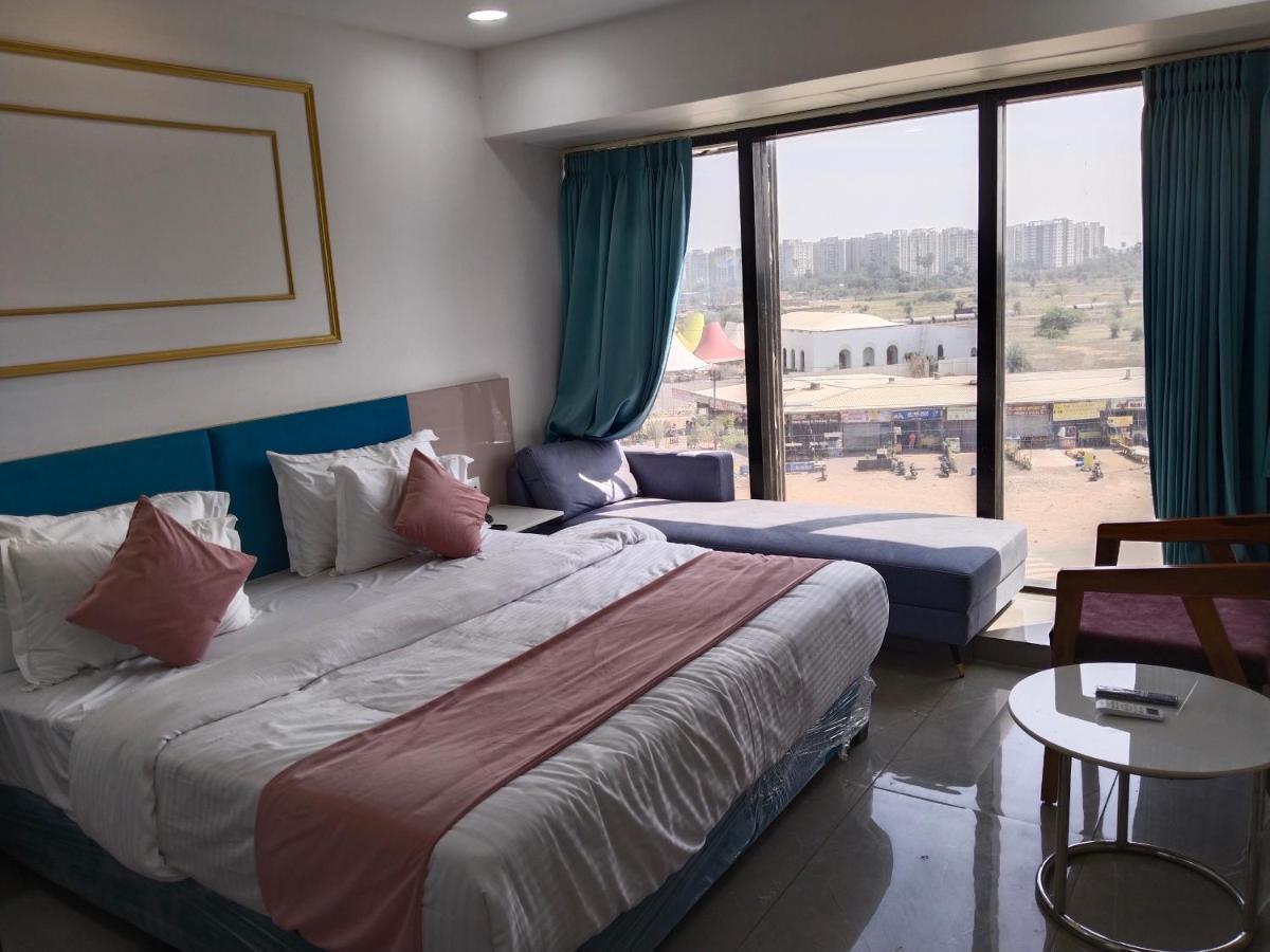 Hotel The Vital 苏拉特 外观 照片