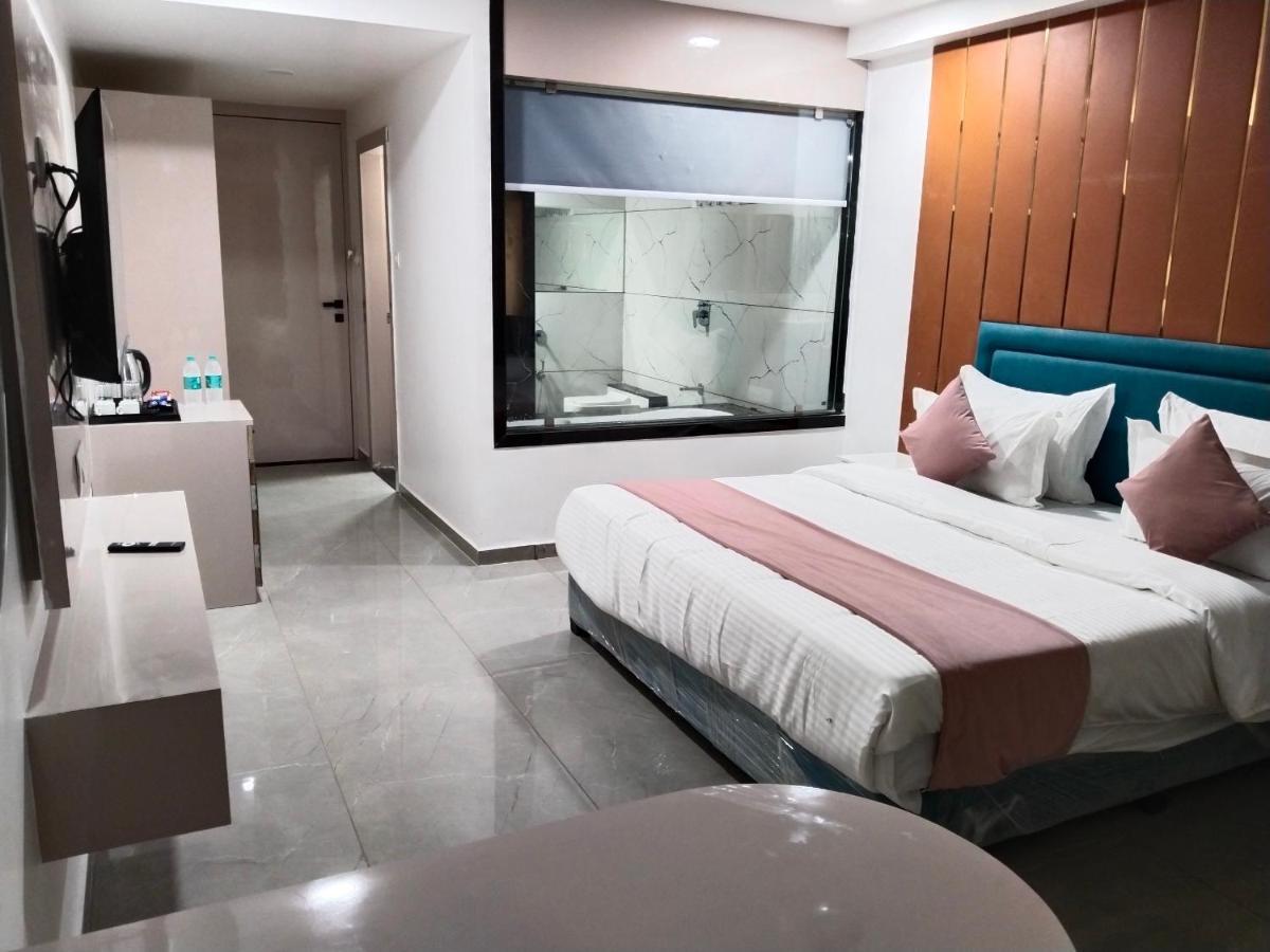 Hotel The Vital 苏拉特 外观 照片